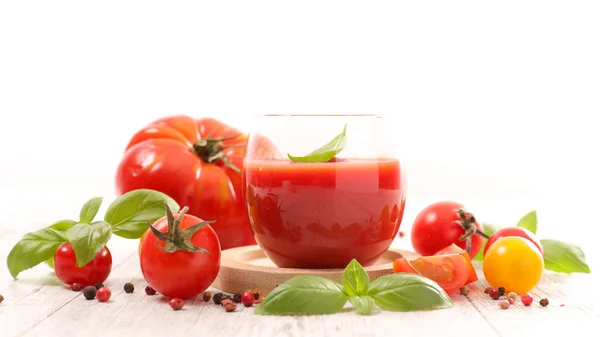Sopa de tomate em tigela de vidro — Fotografia de Stock