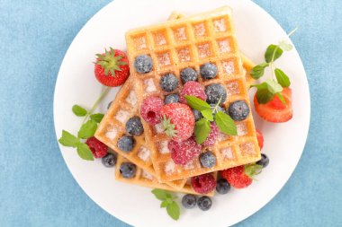 Kızarmış waffle taze çilek ile 