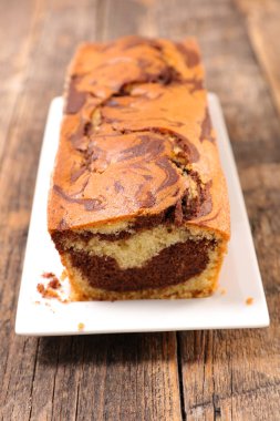 Beyaz tabakta çikolatalı pasta.