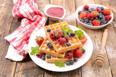 Kızarmış waffle taze çilek ile 