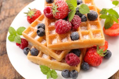 Kızarmış waffle taze çilek ile 