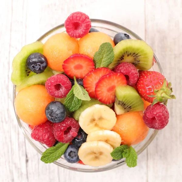 Salade de fruits dans un bol en verre — Photo