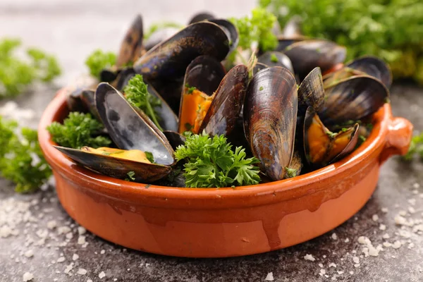 Boiled mussels with parsley — Stock Photo, Image