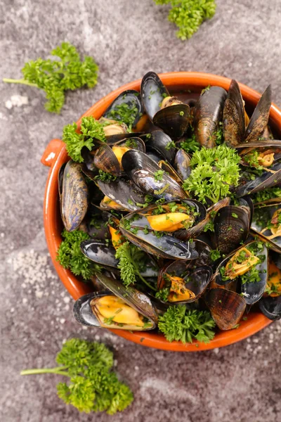 Boiled mussels with parsley — Stock Photo, Image