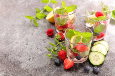 Detoks meyve içecekler