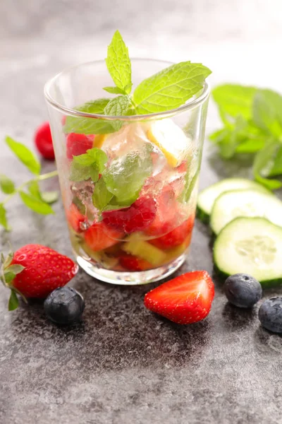 Детоксикационные фруктовые напитки — стоковое фото