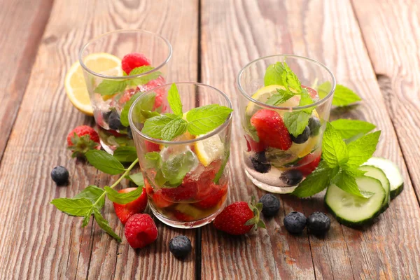 Детоксикационные фруктовые напитки — стоковое фото