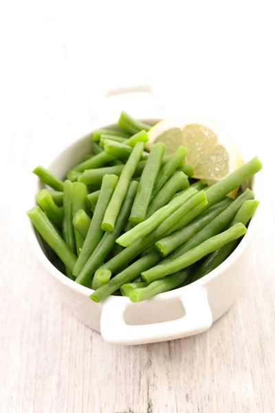 Gröna bönor i vit skål — Stockfoto