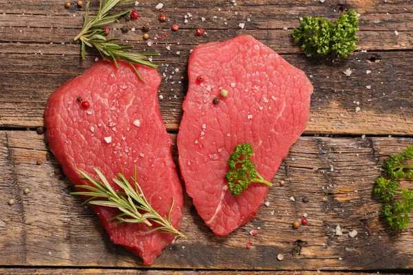 Rebanadas de carne cruda — Foto de Stock