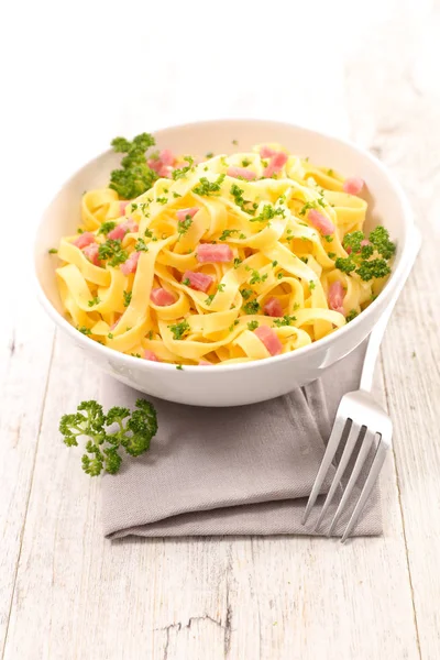 Tagliatelle con tocino y crema — Foto de Stock