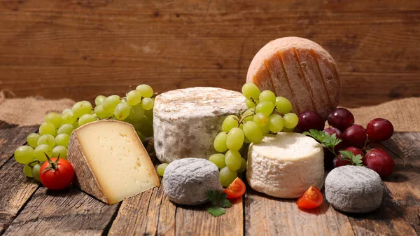 Variety of cheese and grapes — Stock Photo, Image