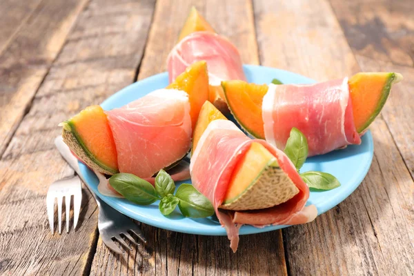 Melone mit Schinken und Basilikum — Stockfoto
