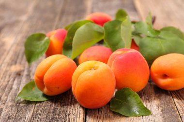 taze bütün kayısı