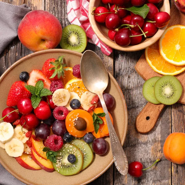 Smíšené barevný ovocný salát — Stock fotografie