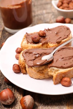 tost üzerinde çikolata yayıldı