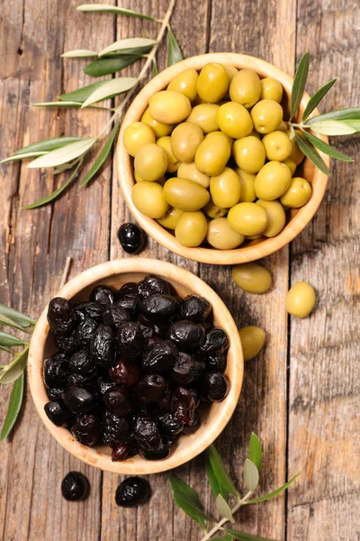 Olive nere e verdi in ciotole — Foto Stock