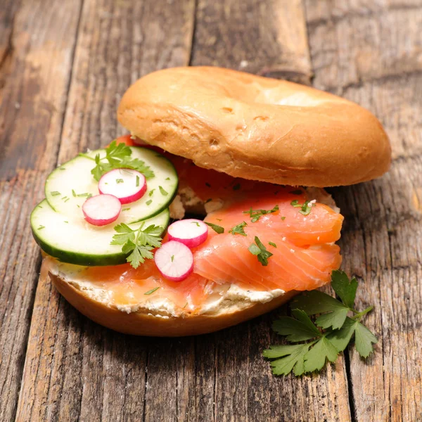 Sandwich végétarien au filet de saumon — Photo