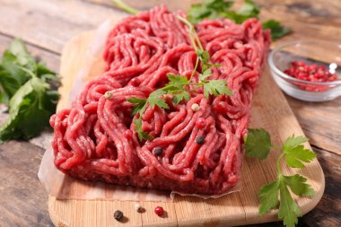 doğrama kurulu üzerinde çiğ kıyma