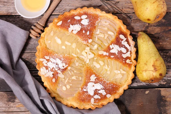 Peren taart met amandel segmenten — Stockfoto