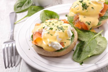 somon ve haşlanmış yumurta ile tost