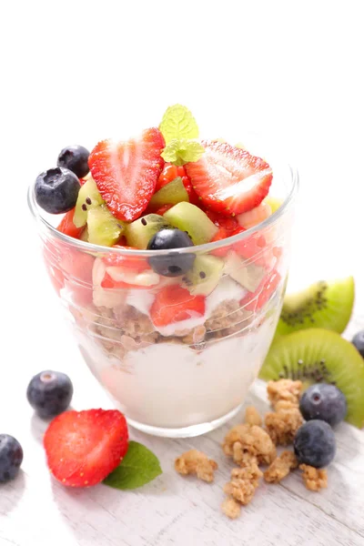 Yoghurt med frisk frukt – stockfoto