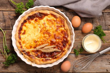 ahşap arka plan üzerinde kiş