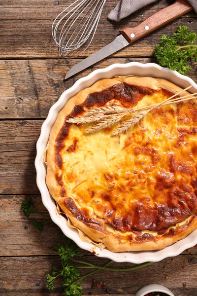 Quiche em fundo de madeira — Fotografia de Stock