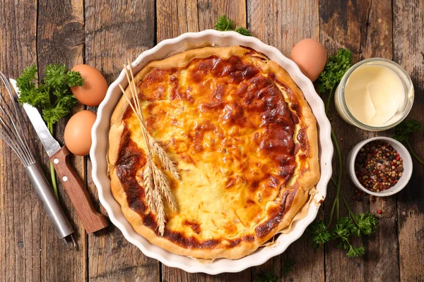 Quiche em fundo de madeira — Fotografia de Stock