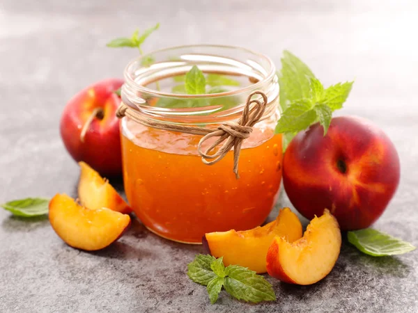 Confiture de pêche dans un pot en verre — Photo