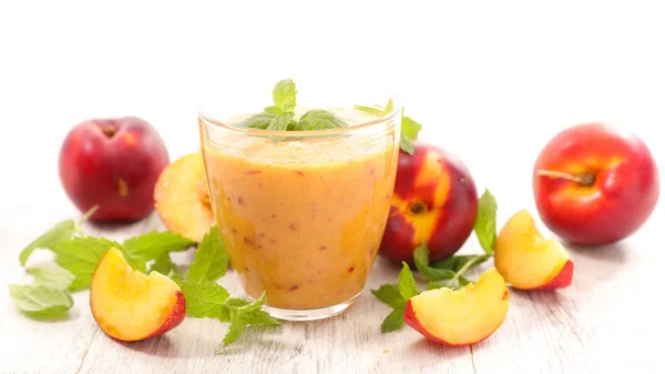 Färsk persika smoothie — Stockfoto