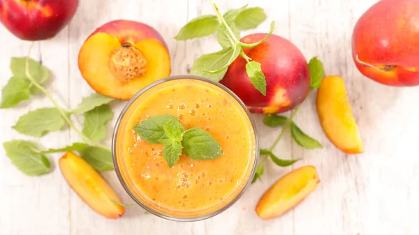 Fresh peach smoothie — Stock Photo, Image