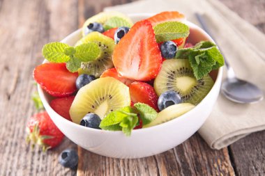 tablo üzerinde meyve salatası