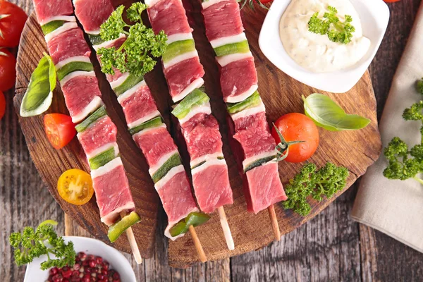 Espetos de carne de bovino cru — Fotografia de Stock