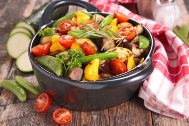 tablo üzerinde kavrulmuş sebze 