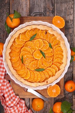 tablo üzerinde turuncu tart