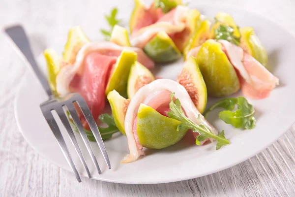 Fresh figs  with prosciutto — Stock Photo, Image