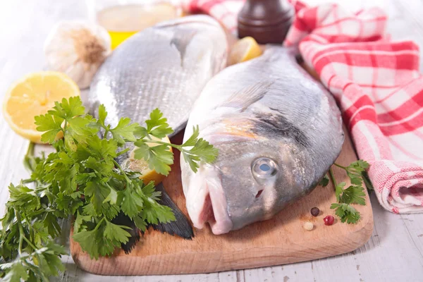 Pescado crudo Dorado — Foto de Stock