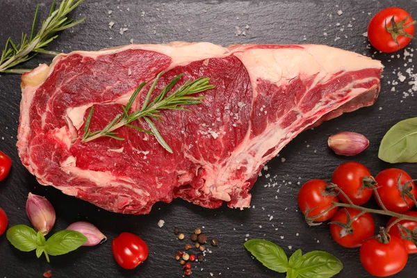 Carne de bovino crua a bordo — Fotografia de Stock