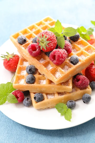 Waffles deliciosos com bagas — Fotografia de Stock