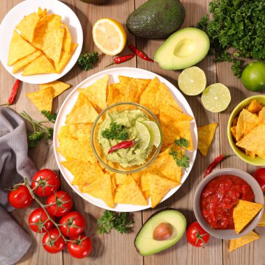 tortilla cips guacamole ile