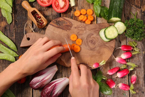 Mujer cortando zanahoria — Foto de Stock