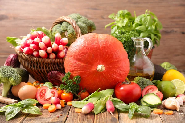 Frutas e produtos hortícolas na mesa — Fotografia de Stock