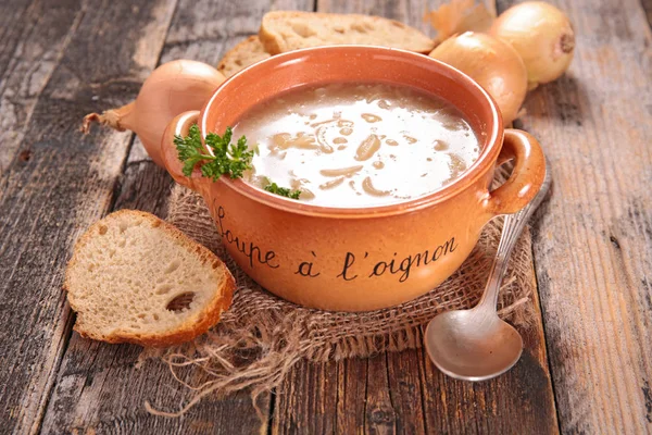 Zupa cebulowa w misce — Zdjęcie stockowe