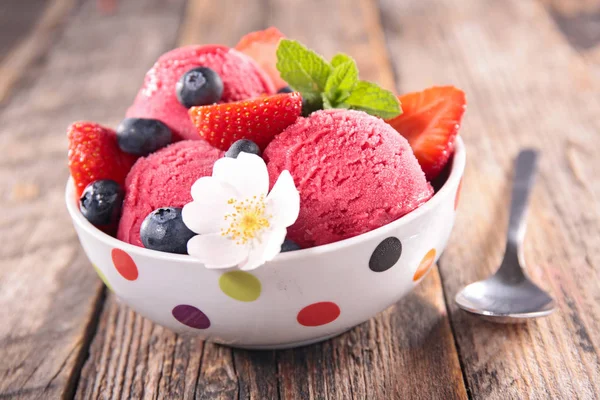 Ice cream in bowl — Stock Photo, Image