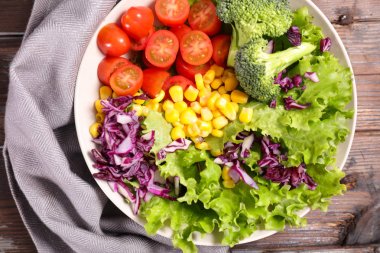 Tabakta karışık sebze salatası 