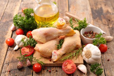 Çiğ tavuk bacağı.