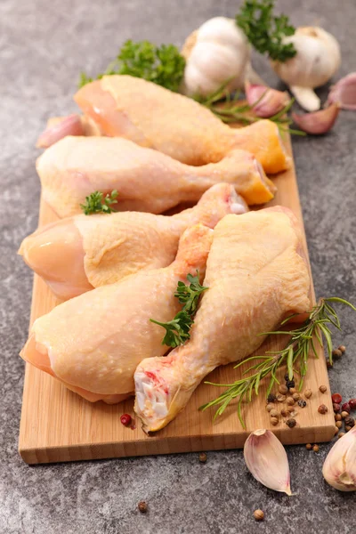 Pernas de frango cru com ervas — Fotografia de Stock