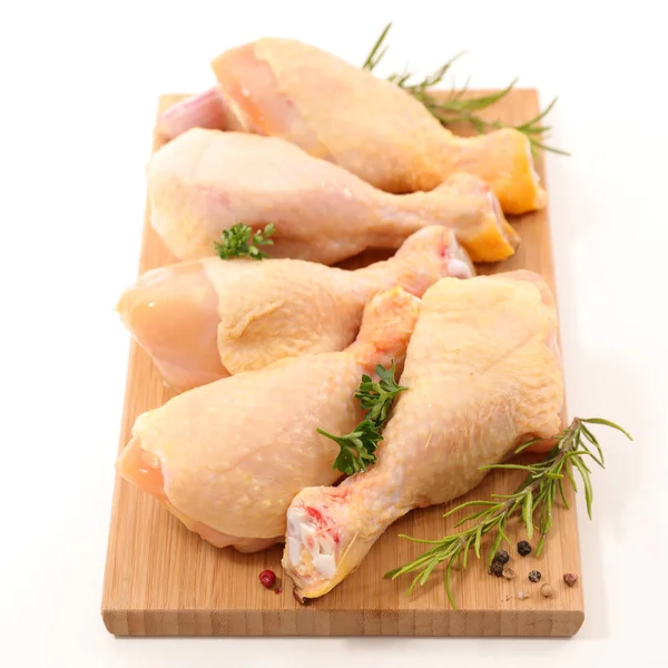 Pernas de frango cru com ervas — Fotografia de Stock