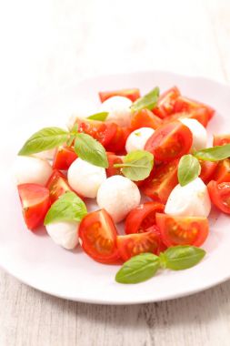 domates salatası fesleğen ve mozzarella ile