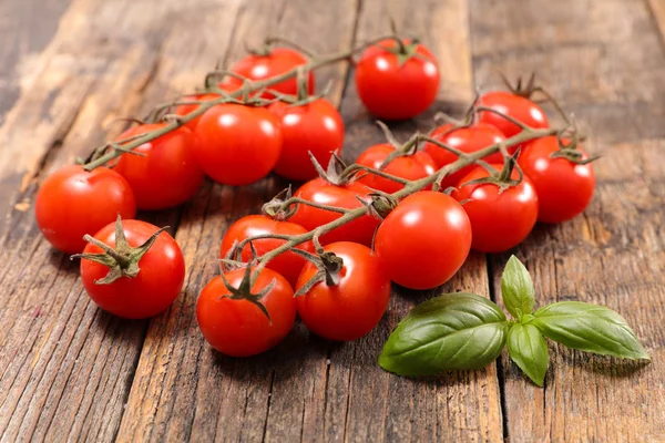 Reife Tomaten und Basilikum — Stockfoto